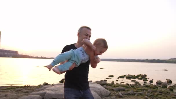 Mann Schwarzen Shirt Wirbelt Kleines Baby Vater Spielt Mit Süßem — Stockvideo