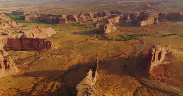 荒芜的干地 布满了巨大的峡谷巨石 从空中看拱门国家公园的阳光全景 — 图库视频影像
