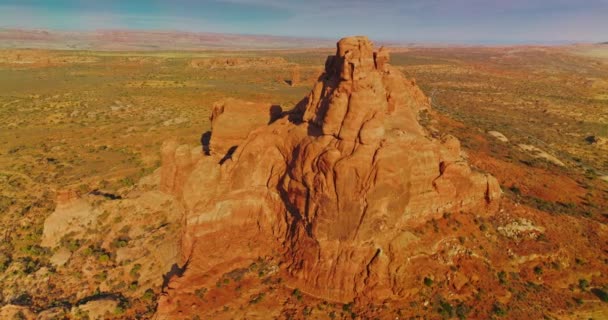 明亮的阳光照亮了橘红色的山 在荒无人烟的风景中 岩石周围的无人机镜头 蓝天为背景 — 图库视频影像