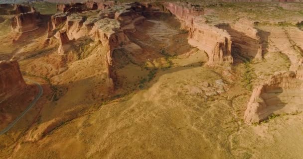 Αμμώδες Έδαφος Λιγοστό Πράσινο Ανάμεσα Στα Τεράστια Φαράγγια Βραχώδες Άψυχο — Αρχείο Βίντεο