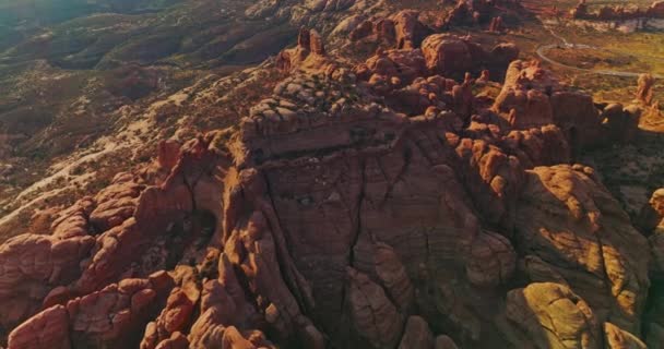 美国犹他州拱门国家公园内的曲线橙色岩石 在灿烂的阳光下 峡谷的山水 顶部视图 — 图库视频影像
