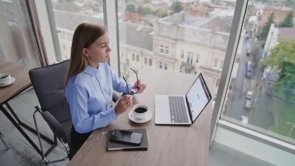 Zajęta Młoda Blondynka Pracująca Biurze Kobieta Siedząca Przed Laptopem Pije — Wideo stockowe
