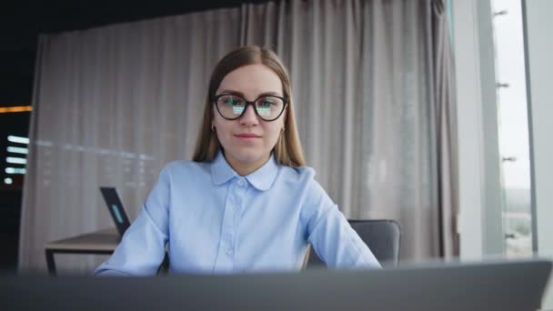 Eine Mitarbeiterin Arbeitet Büro Ihrem Laptop Frau Nimmt Brille Schließt — Stockvideo