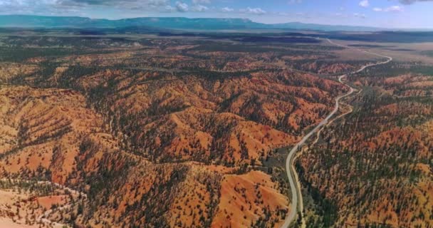 美国犹他州锡安国家公园山景尽收眼底 长长的高速公路穿过广阔的公园区域 空中展望 — 图库视频影像