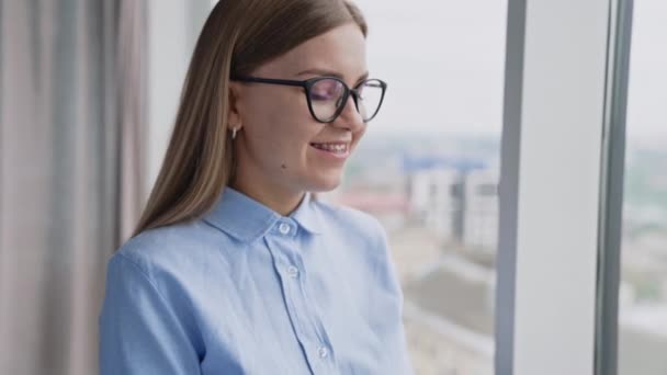 Feliz Mujer Sonriente Positiva Pie Gran Ventana Panorámica Empresaria Tomando — Vídeos de Stock