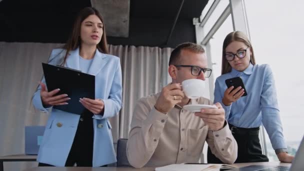 Kancelářský Tým Spolupracuje Práci Muž Pije Kávu Mluví Kolegyněmi Nízkoúhlý — Stock video