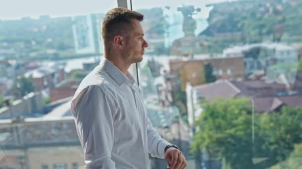 Ofisin Penceresinin Yanında Beyaz Gömlekli Kendine Güvenen Bir Adamı Erkek — Stok video