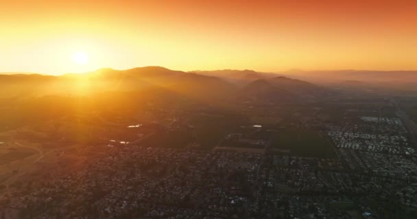 Město Hustě Postavenou Architekturou Nízkých Domů Při Západu Slunce Jasné — Stock video