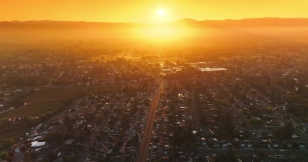 Flyover Krásné Scenérie Napa Města Kalifornii Pomerančová Obloha Nad Zamlženými — Stock video