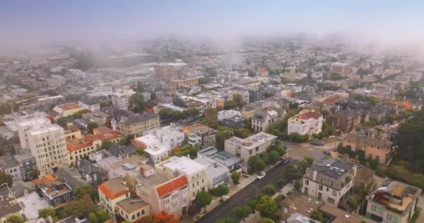 現代のサンフランシスコ カリフォルニア アメリカの美しい建築 空に白い霧が街を覆っている トップビュー — ストック動画