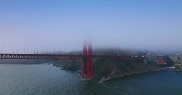 Snel Rijdende Auto Bij Enorme Brug Van Golden Gate Straight — Stockvideo