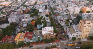 San Francisco bölgesinin parlak modern yoğun mimarisi. Ünlü Lombard Caddesi 'nin hava manzarası. Kıvrımlarında yavaşça hareket eden az sayıda araba var..