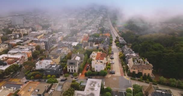 旧金山现代住宅区漂亮而多样的住宅 浓雾慢慢笼罩了整个城市的天空 空中景观 — 图库视频影像