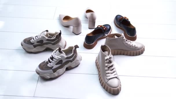 Çeşitli Ayakkabılar Beyaz Zeminde Daireler Çiziyor Farklı Durumlar Için Modern — Stok video