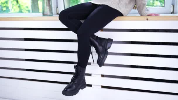 Model Sedí Bílém Parapetu Ukazuje Moderní Černé Boty Tkaničkami Módní — Stock video