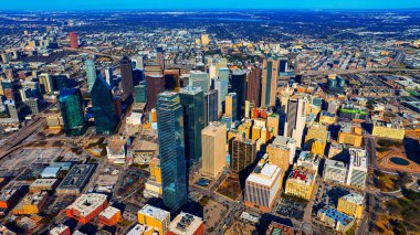 Dallas, Teksas, ABD 'deki güzel gökdelenlerin olduğu bir bölge. Güneşli bir günde şehrin engin manzarası..