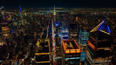 Havadan kuşların gözü yukarıdan aşağıya akşam şehrini görüyor. Sokaklara dizilmiş binaların düzenli blokları. Manhattan, New York City, ABD