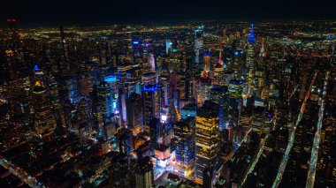 Empire State Binası 'nın çatısı gece parlak sarı ışıkla aydınlatılmış. New York 'un arka planında muhteşem bir gökdelen