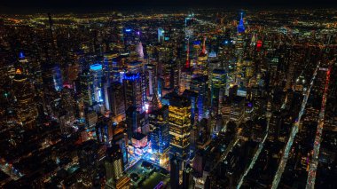 Empire State Binası 'nın çatısı gece parlak sarı ışıkla aydınlatılmış. New York 'un arka planında muhteşem bir gökdelen