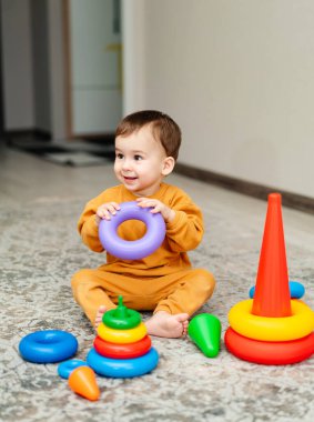 Küçük çocuk evde oyuncaklarla oynuyor..