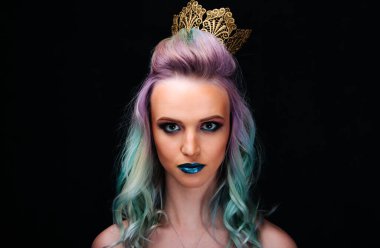 Kar Kraliçesi suretinde yaratıcı makyajı ve saç stili olan güzel bir genç kız. Siyah arkaplan.