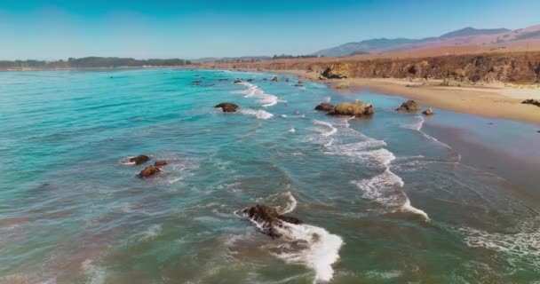 海岸に移動する波の快適な眺め カリフォルニア州モロ湾の太平洋海岸線 — ストック動画