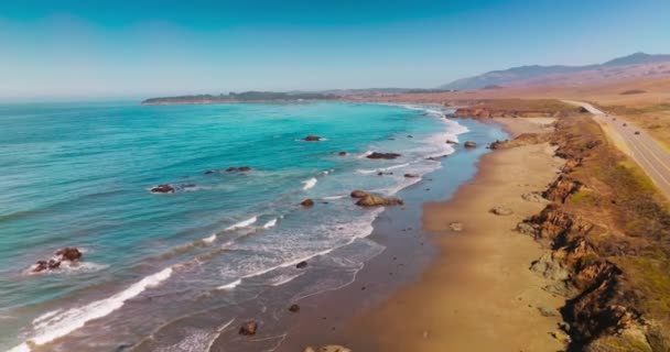 Vreedzaam Betoverend Uitzicht Kleine Golven Die Langzaam Naar Zandkust Bewegen — Stockvideo