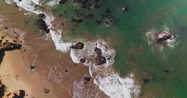 Kıyıdaki Kayaların Üzerinden Köpüklü Dalgaların Hoş Manzarası Güneşin Altında Parlayan — Stok video