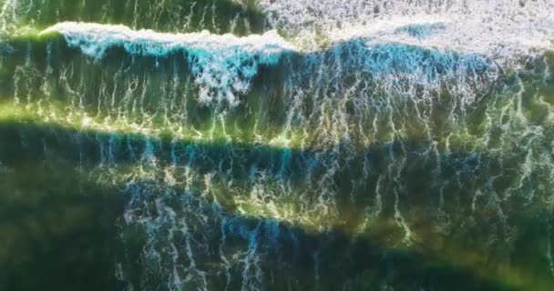 Gröna Vatten Vackra Havet Med Snabbt Rörliga Vågor Följer Skummande — Stockvideo