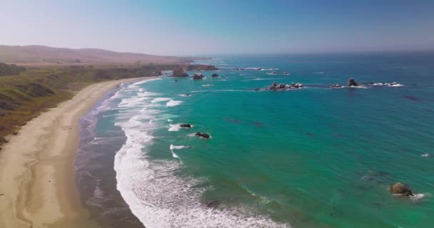 Okyanusun Masmavi Manzarası Inanılmazdır Kaliforniya Morro Körfezi Nin Kayalık Sahil — Stok video