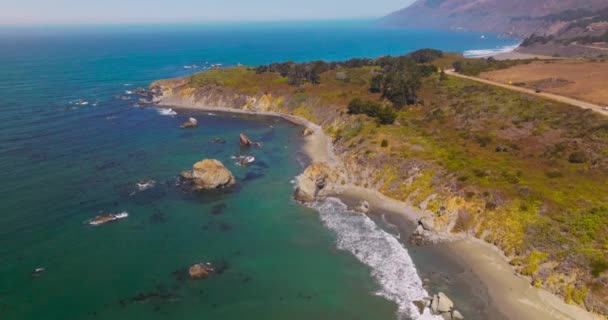 Bela Costa Rochosa Oceano Com Vegetação Escassa Acalme Águas Oceano — Vídeo de Stock