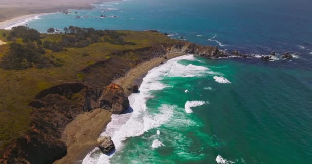 Cenário Ensolarado Costa Rochosa Morro Bay Durante Dia Ondas Brancas — Vídeo de Stock