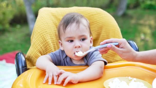Cuidar Madre Dando Cuchara Completa Lindo Bebé Adorable Niño Encantador — Vídeo de stock