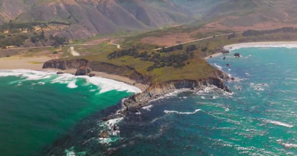Incredibile Panorama Acque Azzurre Dell Oceano Che Incontrano Rocce Nude — Video Stock