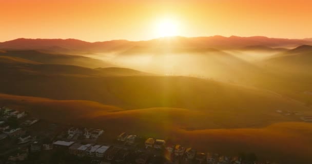 Hermosas Colinas Los Brillantes Rayos Sol Escondidos Detrás Montaña Vuelo — Vídeos de Stock