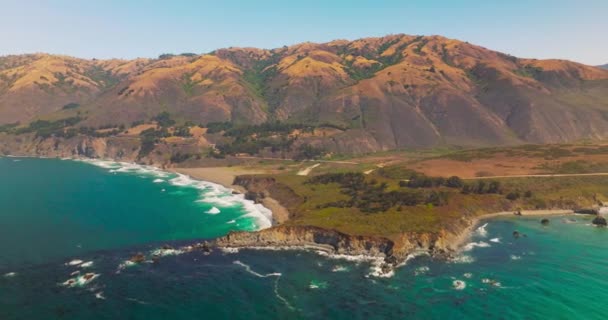 Nuanțe Uimitor Frumoase Albastru Ocean Lângă Malul Stâncos Munții Portocalii — Videoclip de stoc