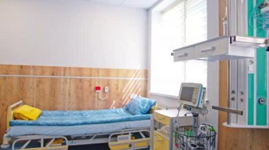 Zor işlerden sonra hastalar için modern yatak. Hastanedeki yeni konforlu doğum sonrası yoğun bakım ünitesi.