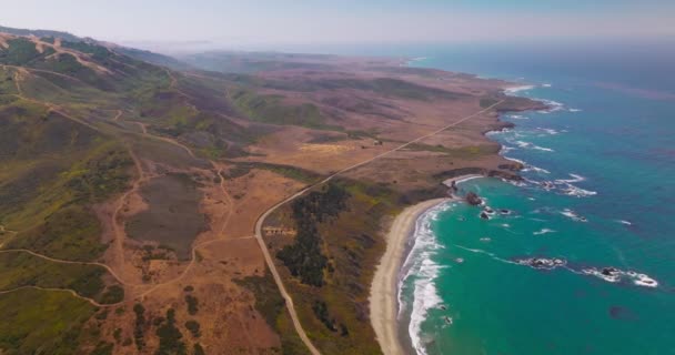 Kaliforniya Abd Deki Pasifik Okyanusu Nun Dağlık Kıyısında Uçuş Boyunca — Stok video