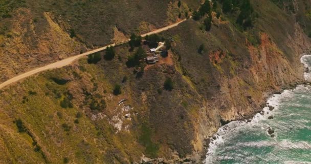 Вид Дома Построенные Склонах Гор Тихоокеанского Побережья Калифорнии Сша Автомагистраль — стоковое видео