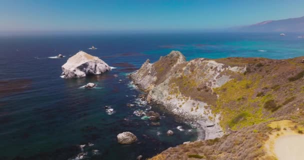 Mavi Derin Sularla Çevrili Yosunlarla Kaplı Kayalar Güneşli Bir Günde — Stok video