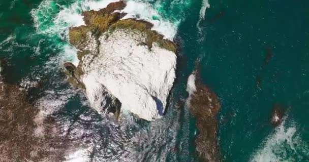 Pedra Grande Espreitar Água Azul Ondas Espumosas Brancas Esmagando Pela — Vídeo de Stock