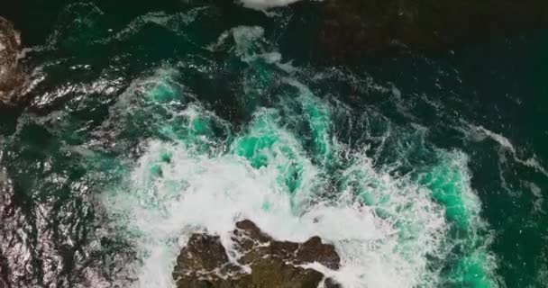 Água Aquamarina Esmagando Rocha Áspera Espreitando Oceano Agrupamento Algas Reunindo — Vídeo de Stock