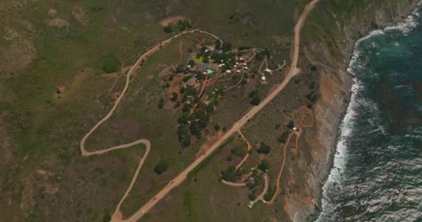 Little Resort Area Mountainous Territory California Coastline Highway Cars Edge — Stock Video