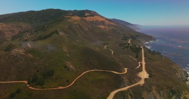 Дороги Проходящие Через Неровный Горный Ландшафт Калифорнийского Побережья Леса Сосен — стоковое видео