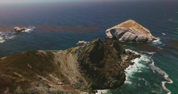 Çıplak Sandroklar Köpüklü Dalgalarla Yıkanır Kaliforniya Nın Kayalık Sahillerinde Güneşli — Stok video