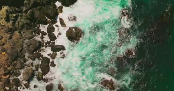 Muitas Pedras Lavadas Pelas Ondas Espumosas Brancas Oceano Costa Rochosa — Vídeo de Stock
