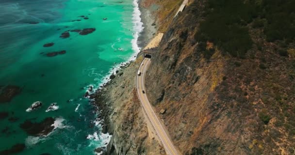 Estrada Perigosa Chegar Meio Montanha Vista Deslumbrante Oceano Pacífico Azul — Vídeo de Stock