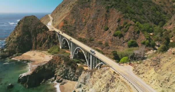 Ponte Bonita Que Liga Montanhas Para Carros Passarem Vista Encantadora — Vídeo de Stock