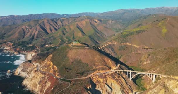 Transporte Movendo Pela Ponte Estrada Nas Montanhas Califórnia Costa Rochosa — Vídeo de Stock
