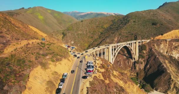 Автомобілі Рухаються Повільно Мосту Горах Каліфорнійські Скелі Узбережжі Тихого Океану — стокове відео